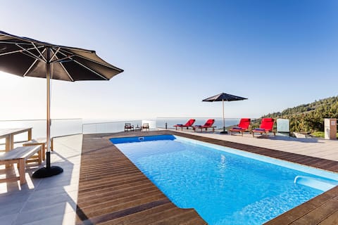 Anuncio de Airbnb popular: Luxurious Modern Mountain Complex en Tijarafe