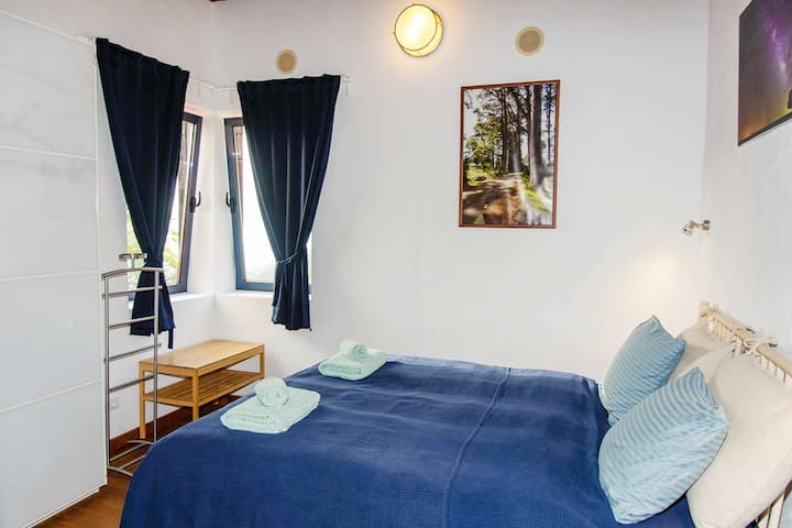 Chambre principale n ° 2 dans la maison principale. Cette chambre dispose d'une salle de bain attenante.