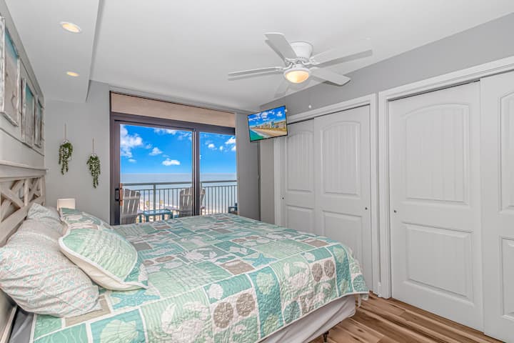 ¡Cama TAMAÑO KING! ¡Vistas absolutamente hermosas desde el dormitorio principal en suite o el balcón!