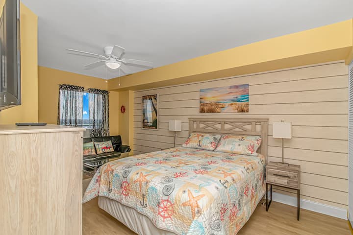 ¡Dormitorio #3 con sofá futón para una zona de lectura tranquila! ¿Necesitas salir de la sala para disfrutar de un poco de paz y tranquilidad? ¿Necesitas estudiar o trabajar? 