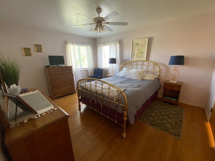 Удобно двойно легло в основната спалня 