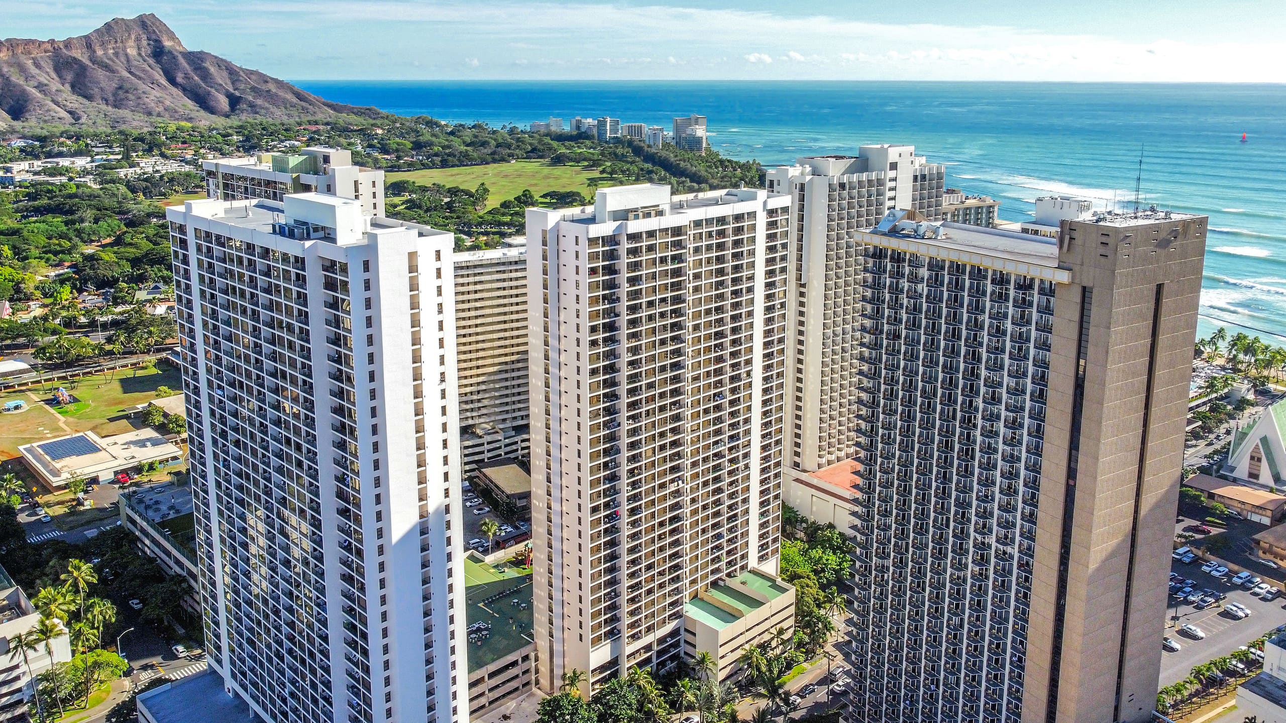 Spacious Waikiki Condo with free parking and pool - Image 22