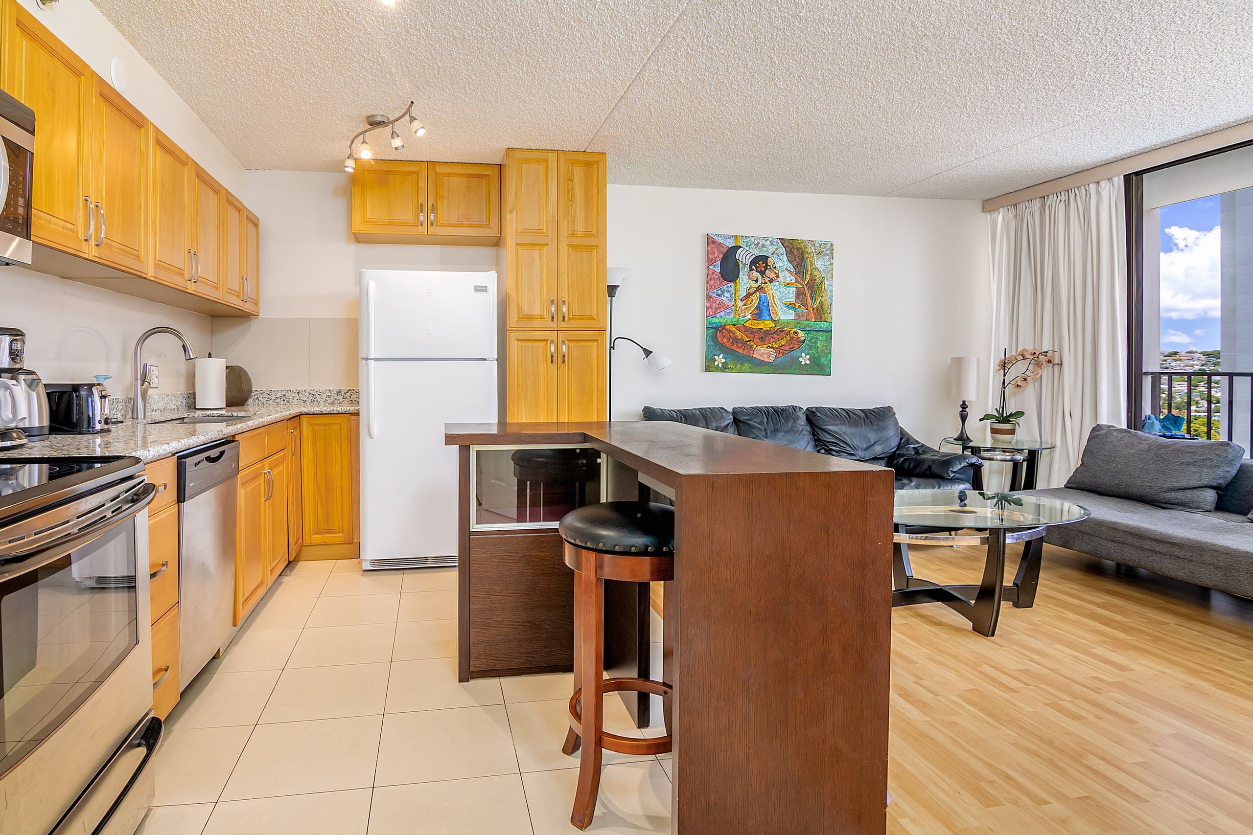 Spacious Waikiki Condo with free parking and pool - Image 29