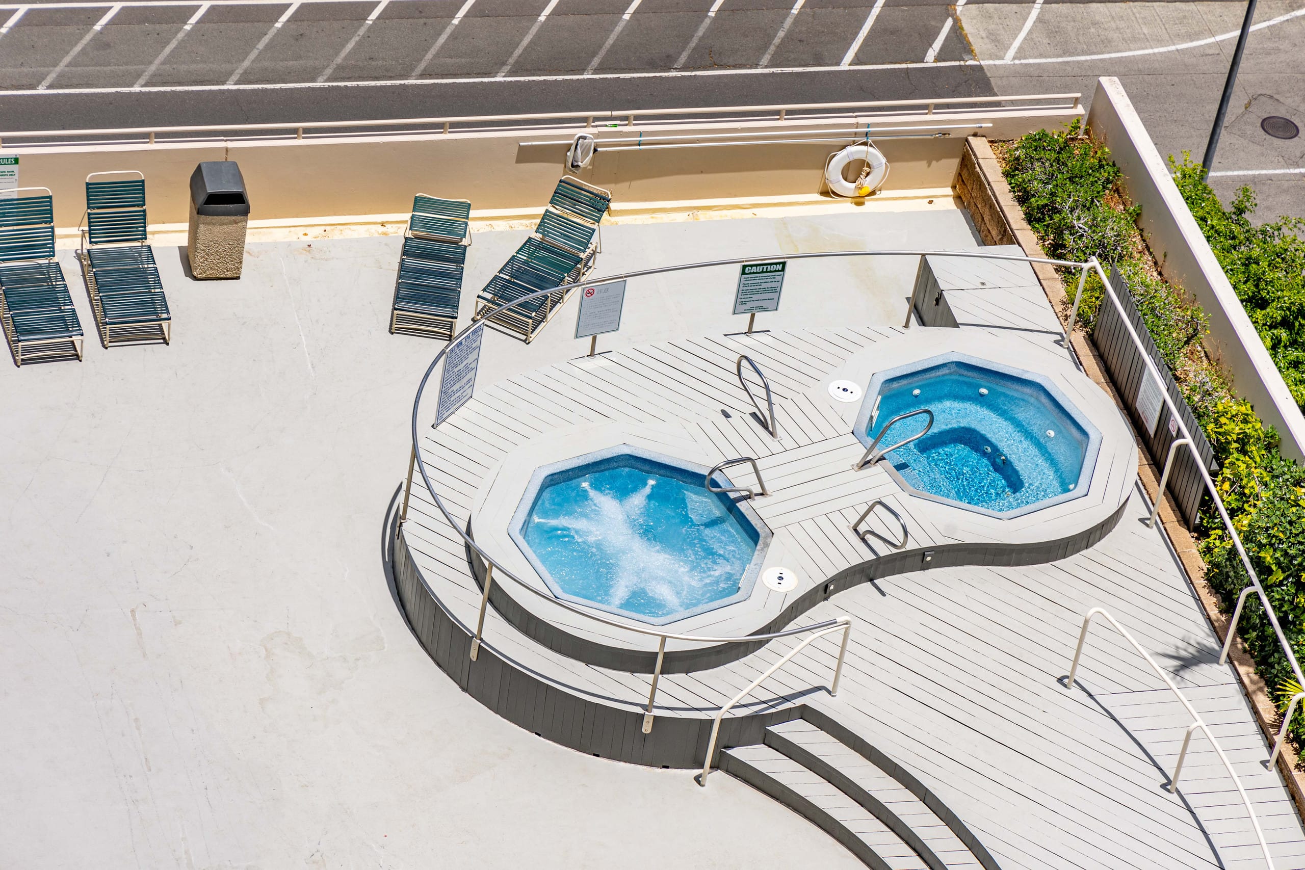 Spacious Waikiki Condo with free parking and pool - Image 16