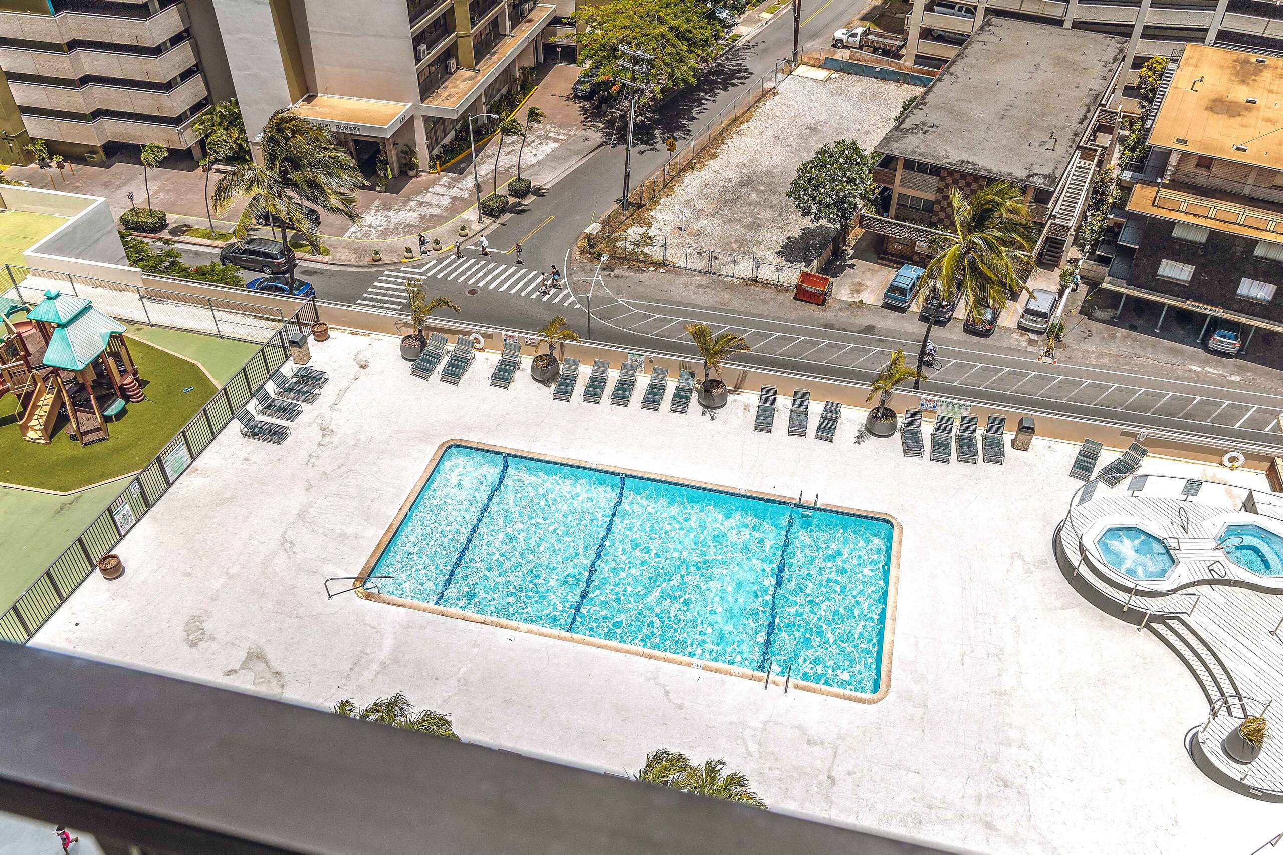 Spacious Waikiki Condo with free parking and pool - Image 17