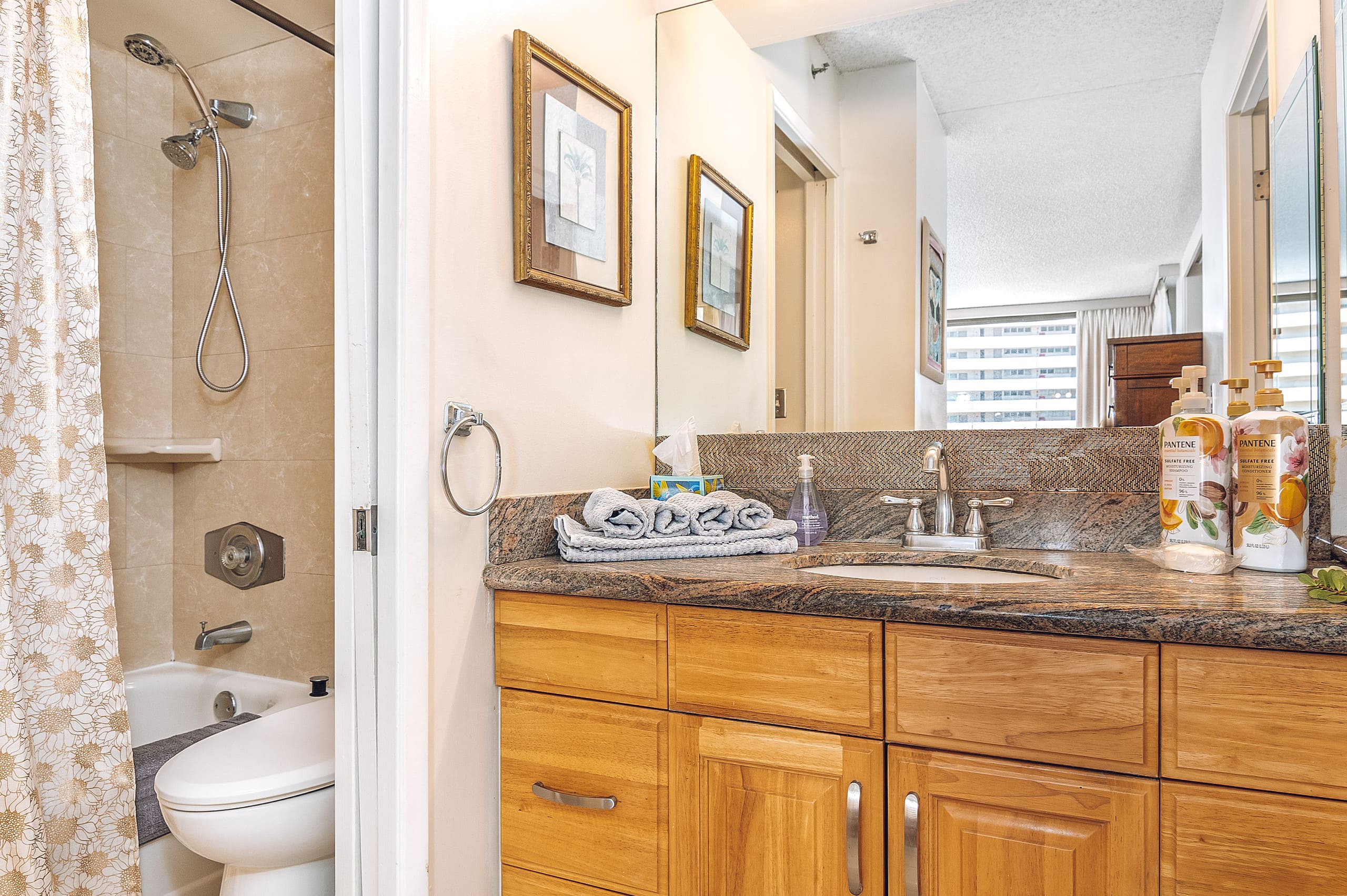 Spacious Waikiki Condo with free parking and pool - Image 5