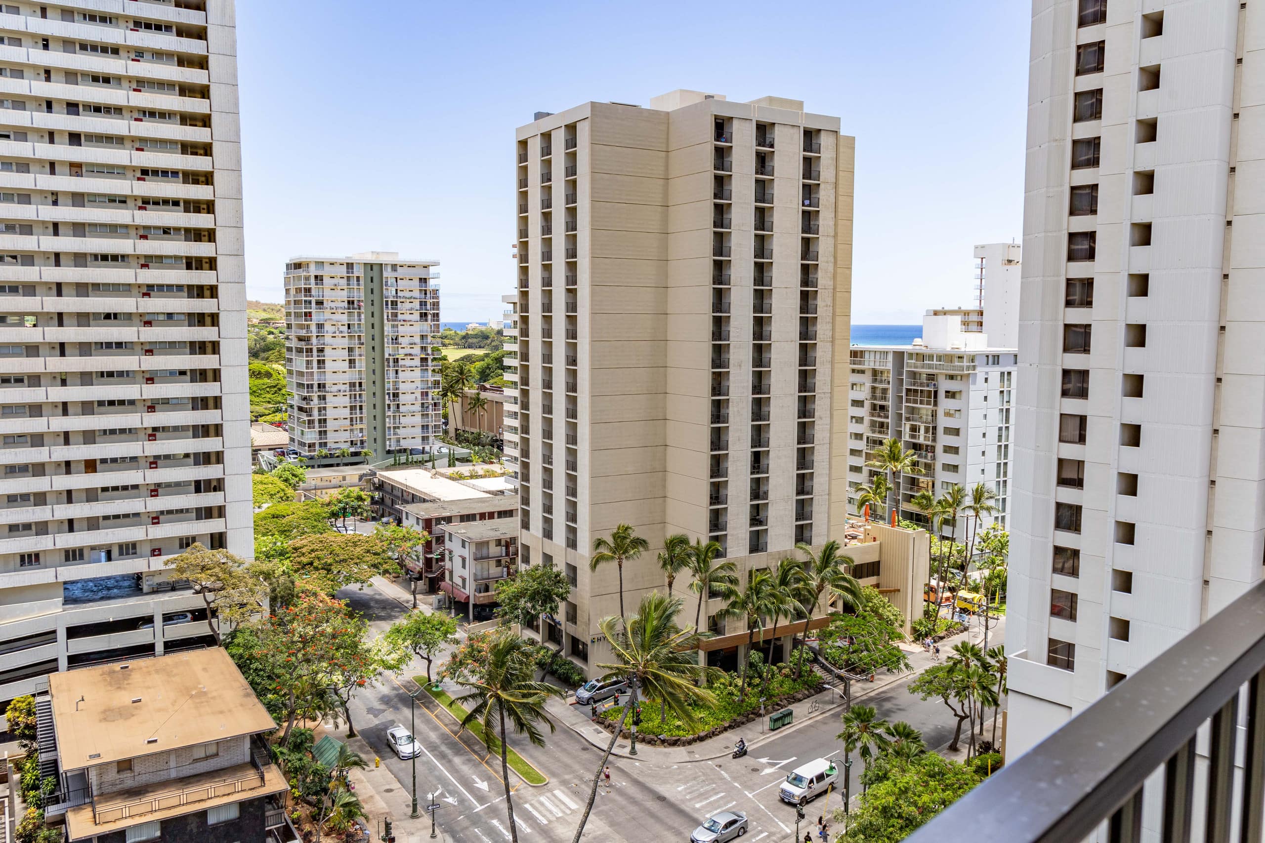Spacious Waikiki Condo with free parking and pool - Image 9