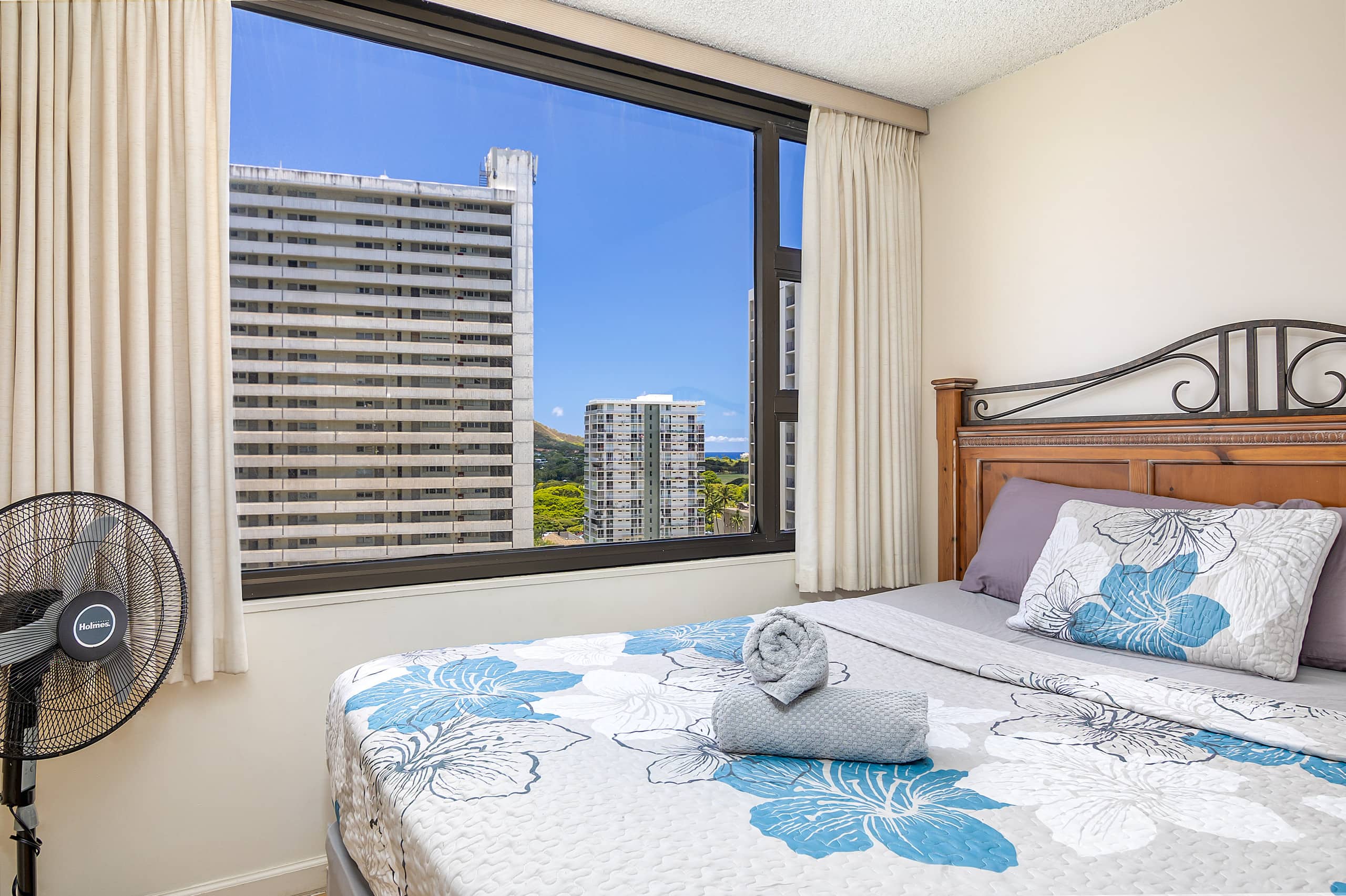 Spacious Waikiki Condo with free parking and pool - Image 6