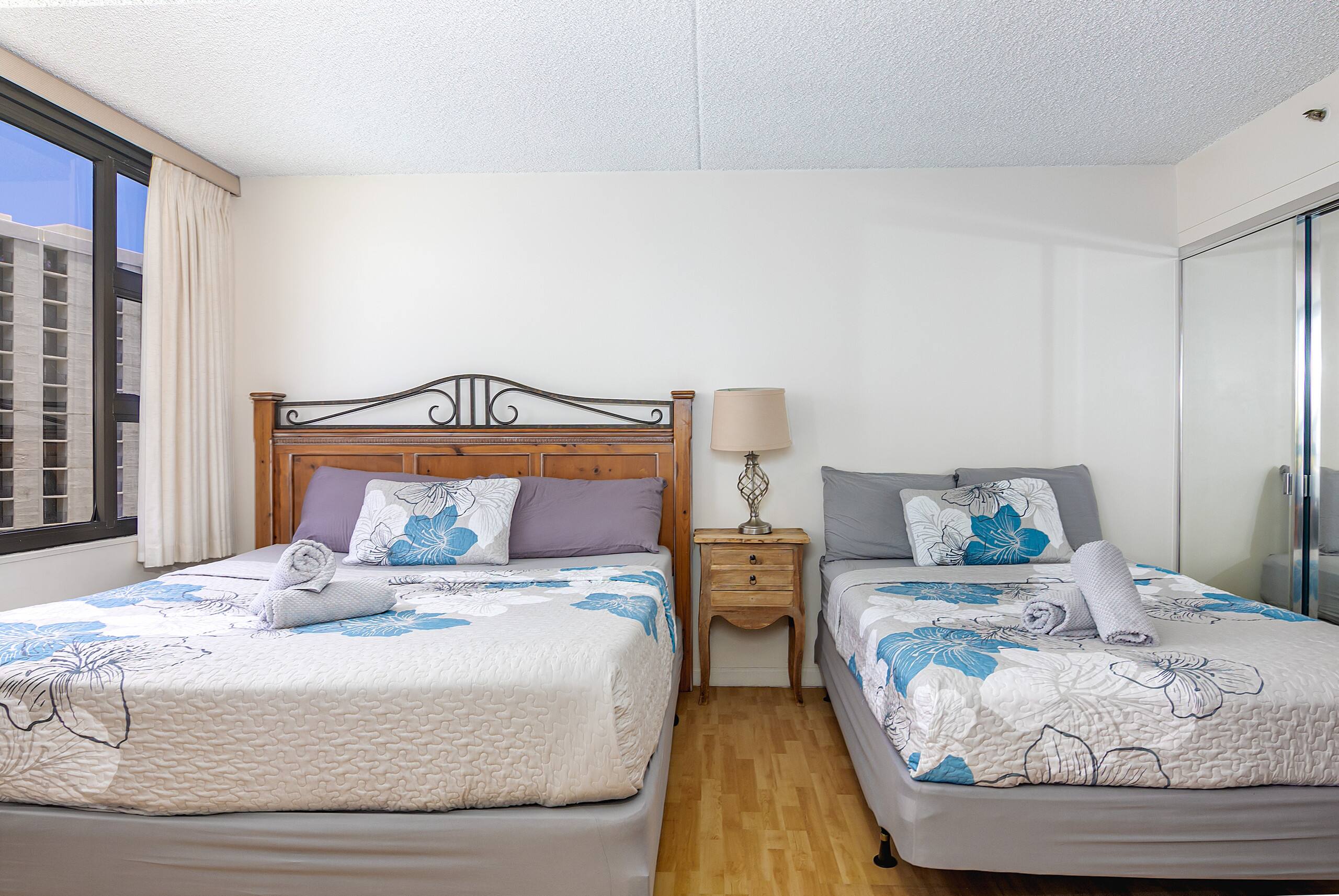 Spacious Waikiki Condo with free parking and pool - Image 24
