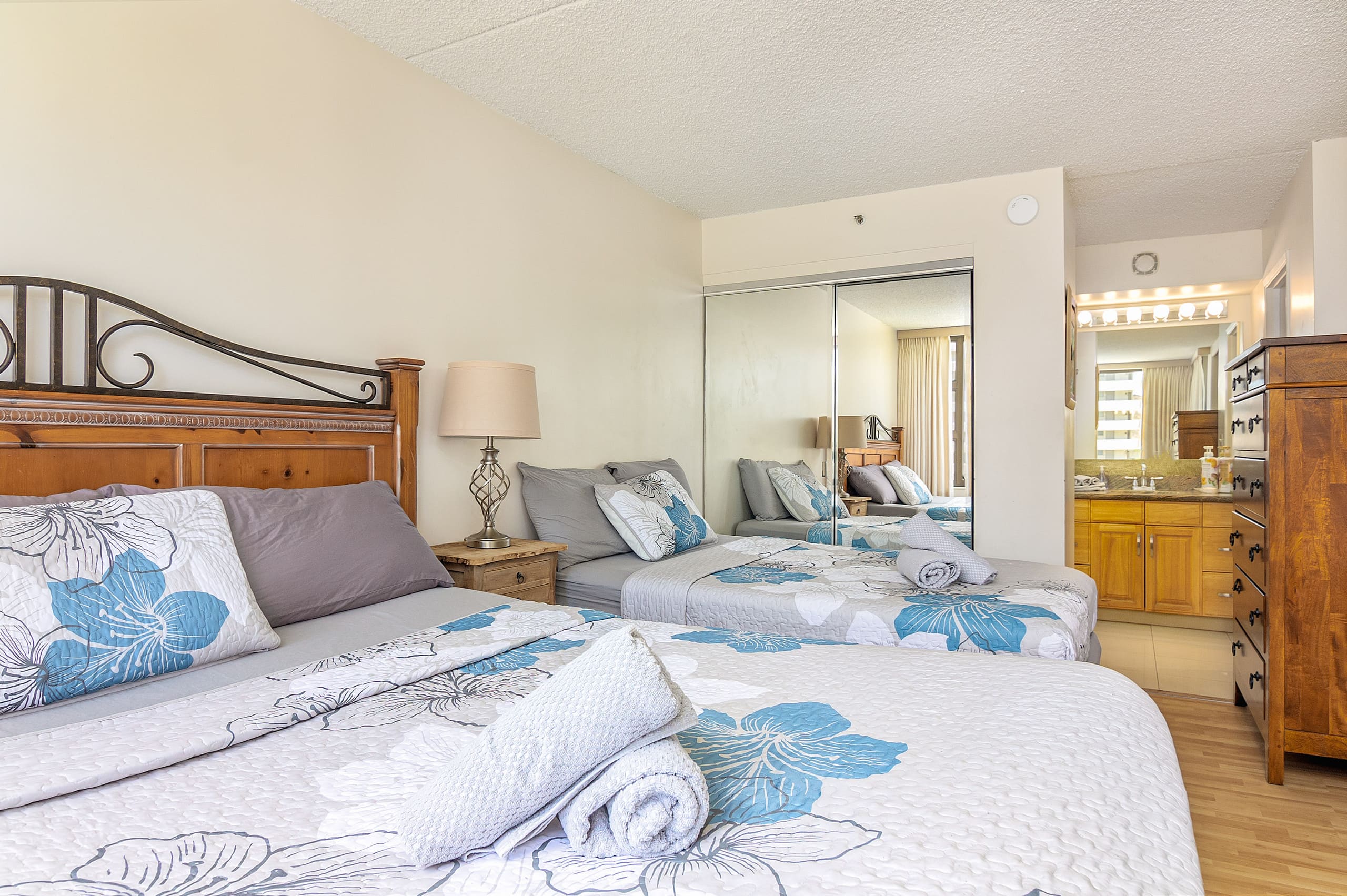 Spacious Waikiki Condo with free parking and pool - Image 4