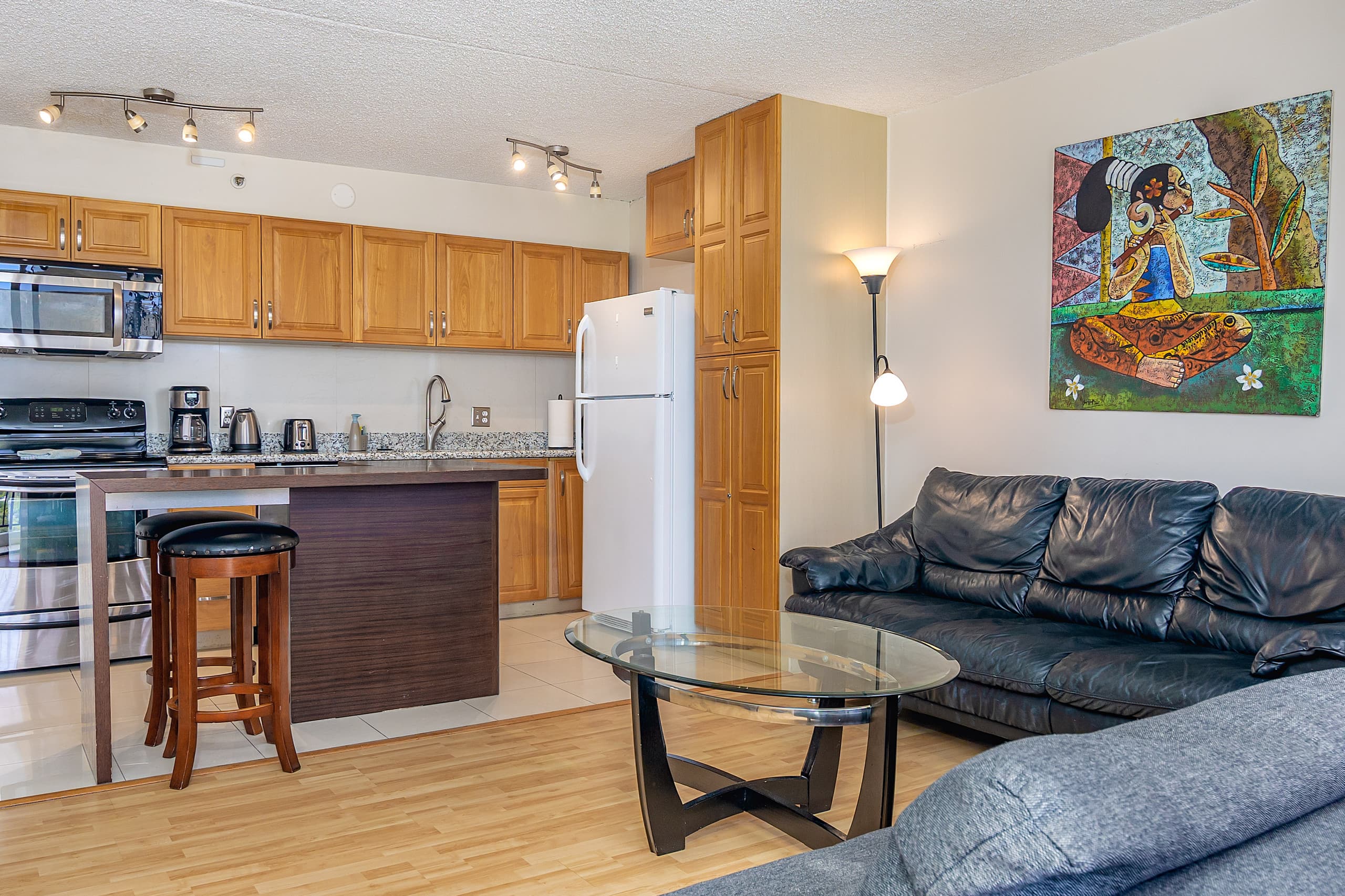 Spacious Waikiki Condo with free parking and pool - Image 10