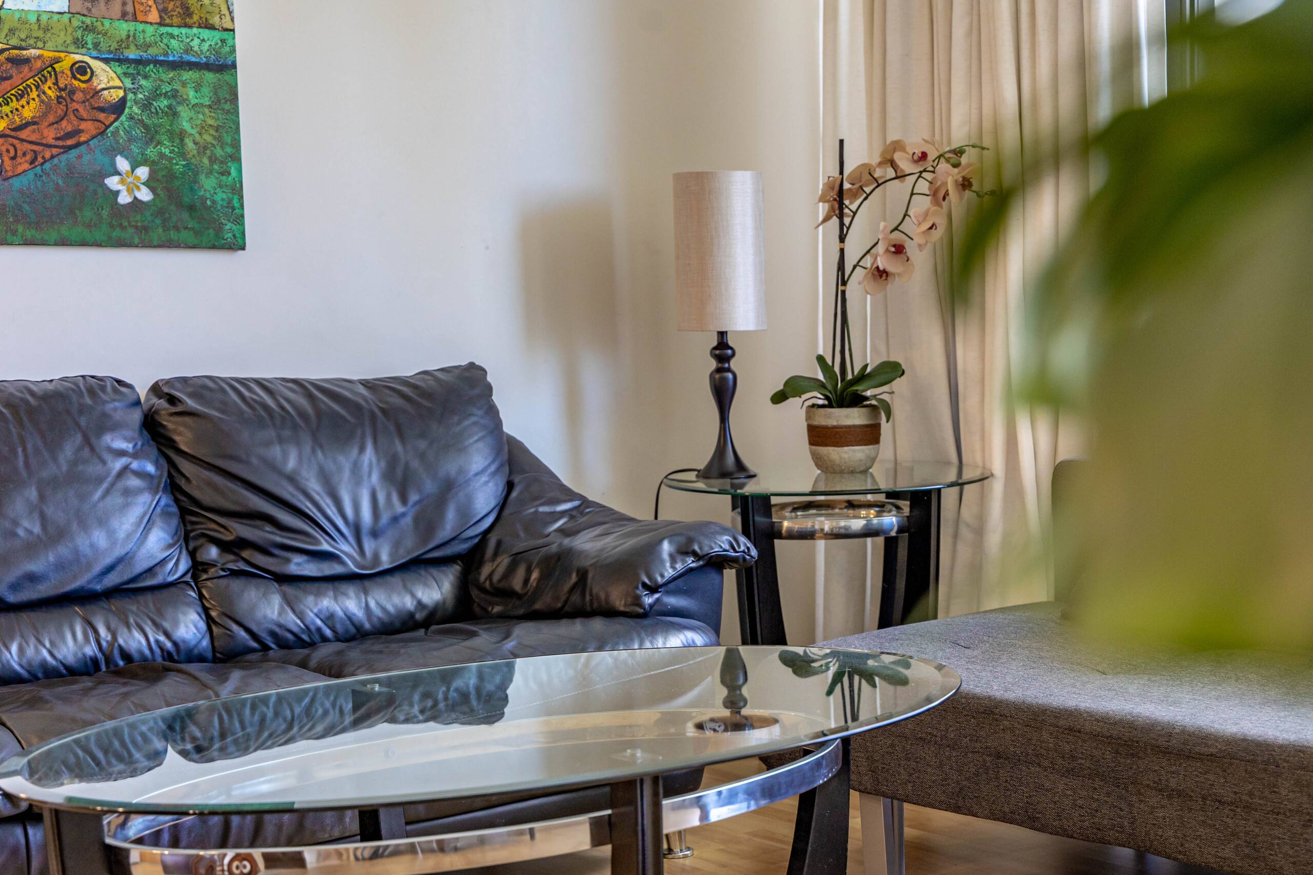 Spacious Waikiki Condo with free parking and pool - Image 27