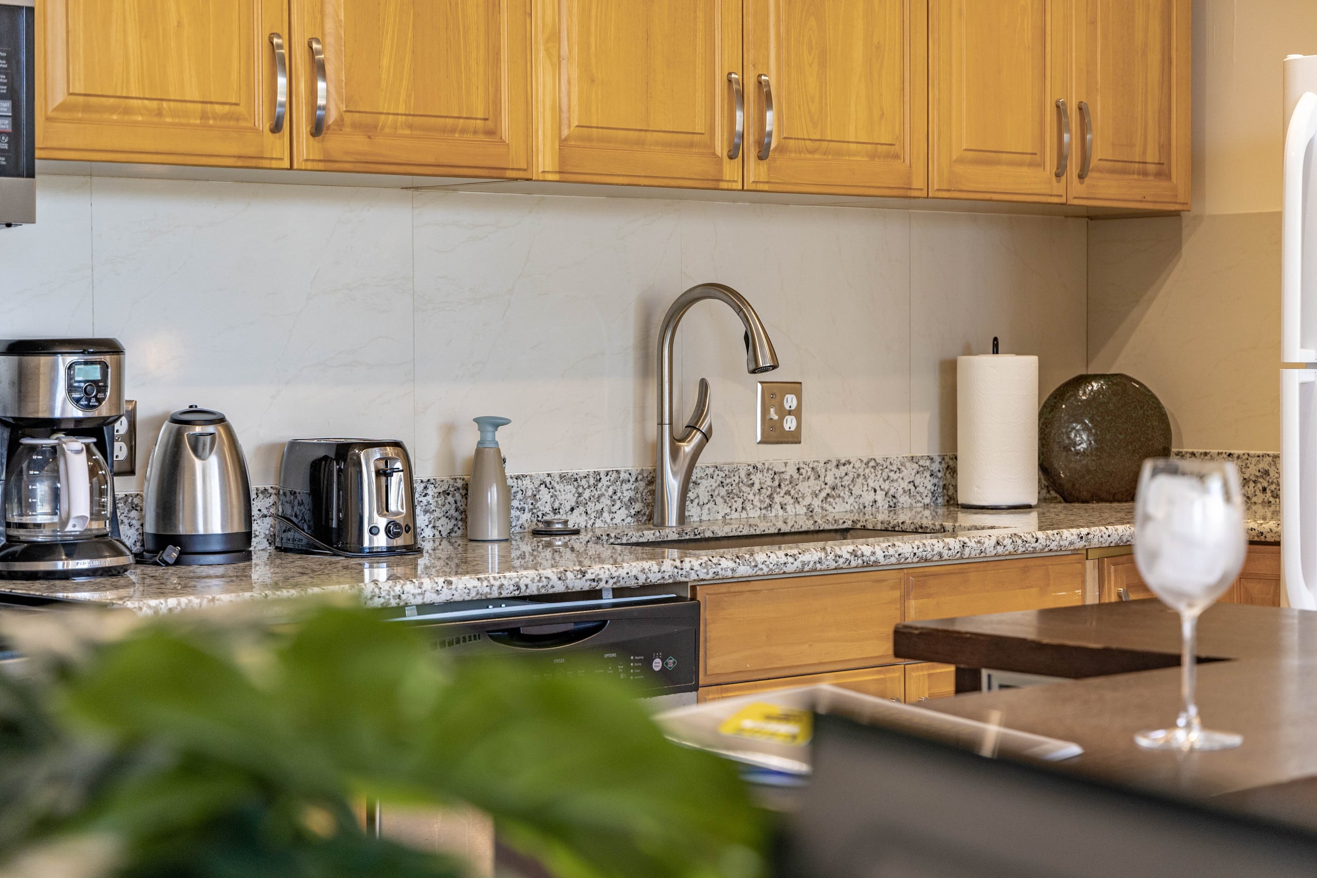 Spacious Waikiki Condo with free parking and pool - Image 23