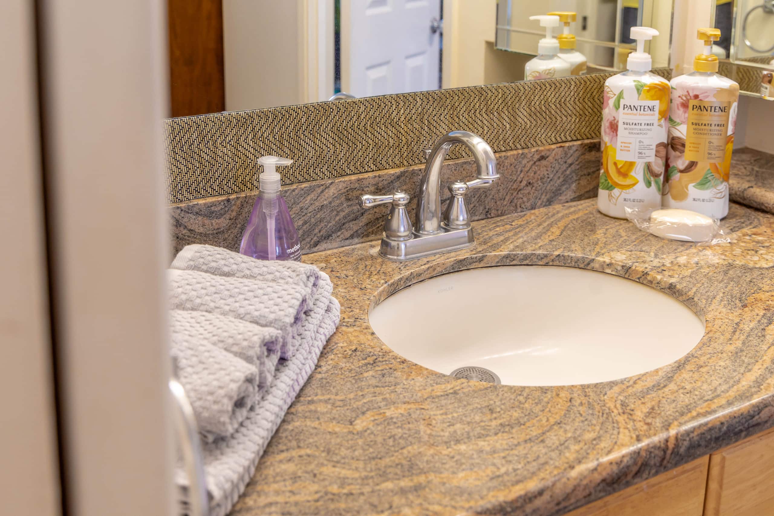 Spacious Waikiki Condo with free parking and pool - Image 13