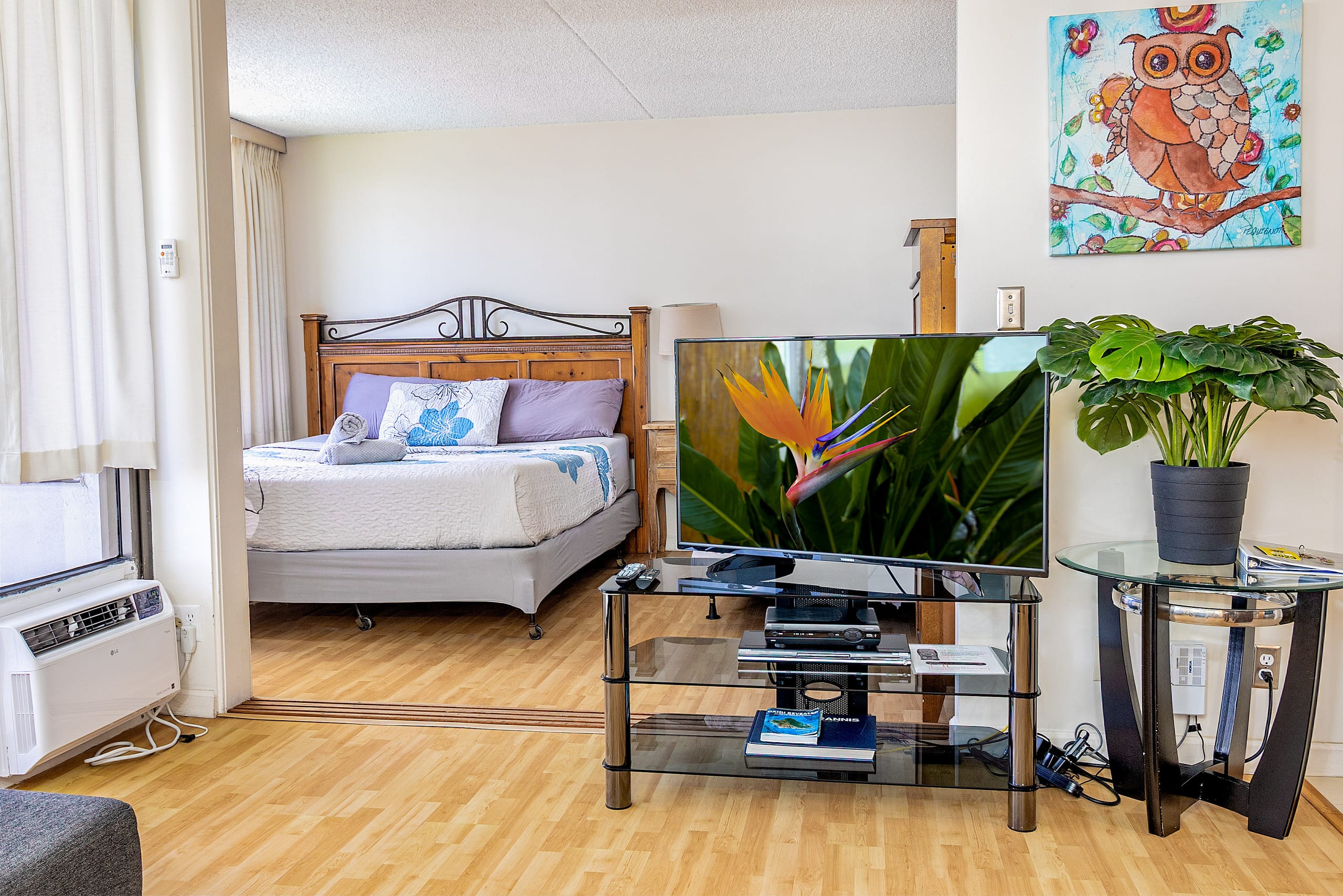 Spacious Waikiki Condo with free parking and pool - Image 2