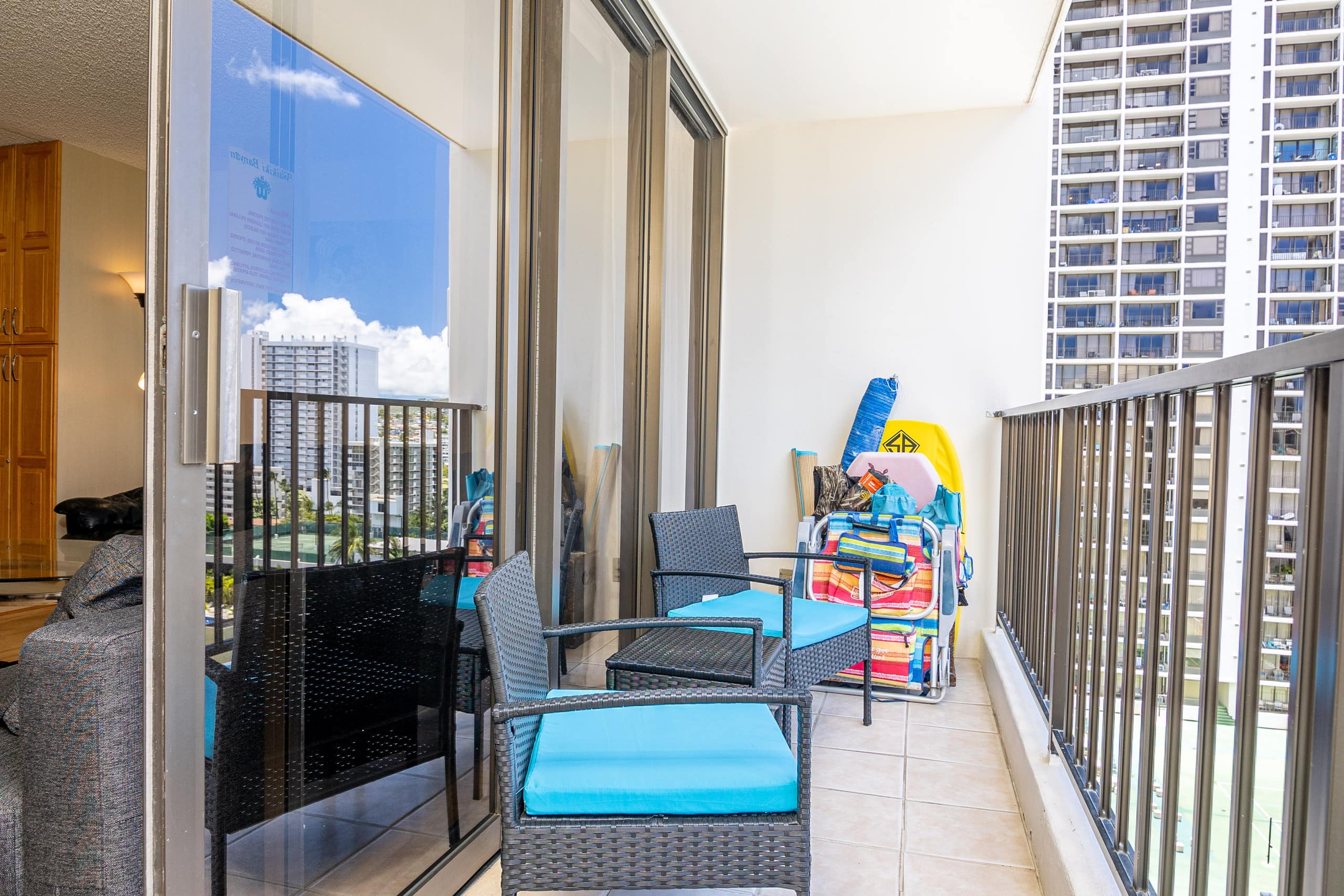 Spacious Waikiki Condo with free parking and pool - Image 8