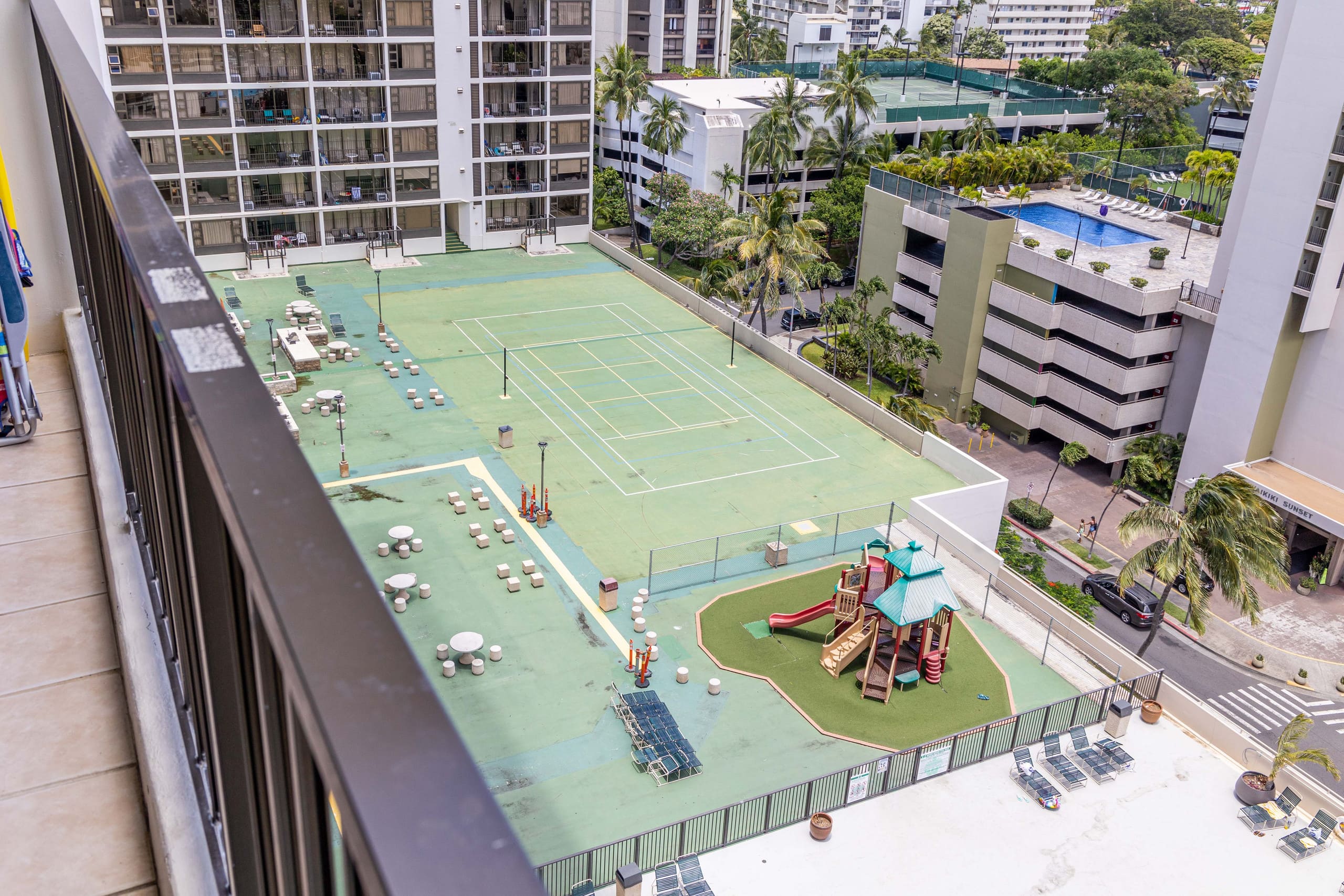 Spacious Waikiki Condo with free parking and pool - Image 18