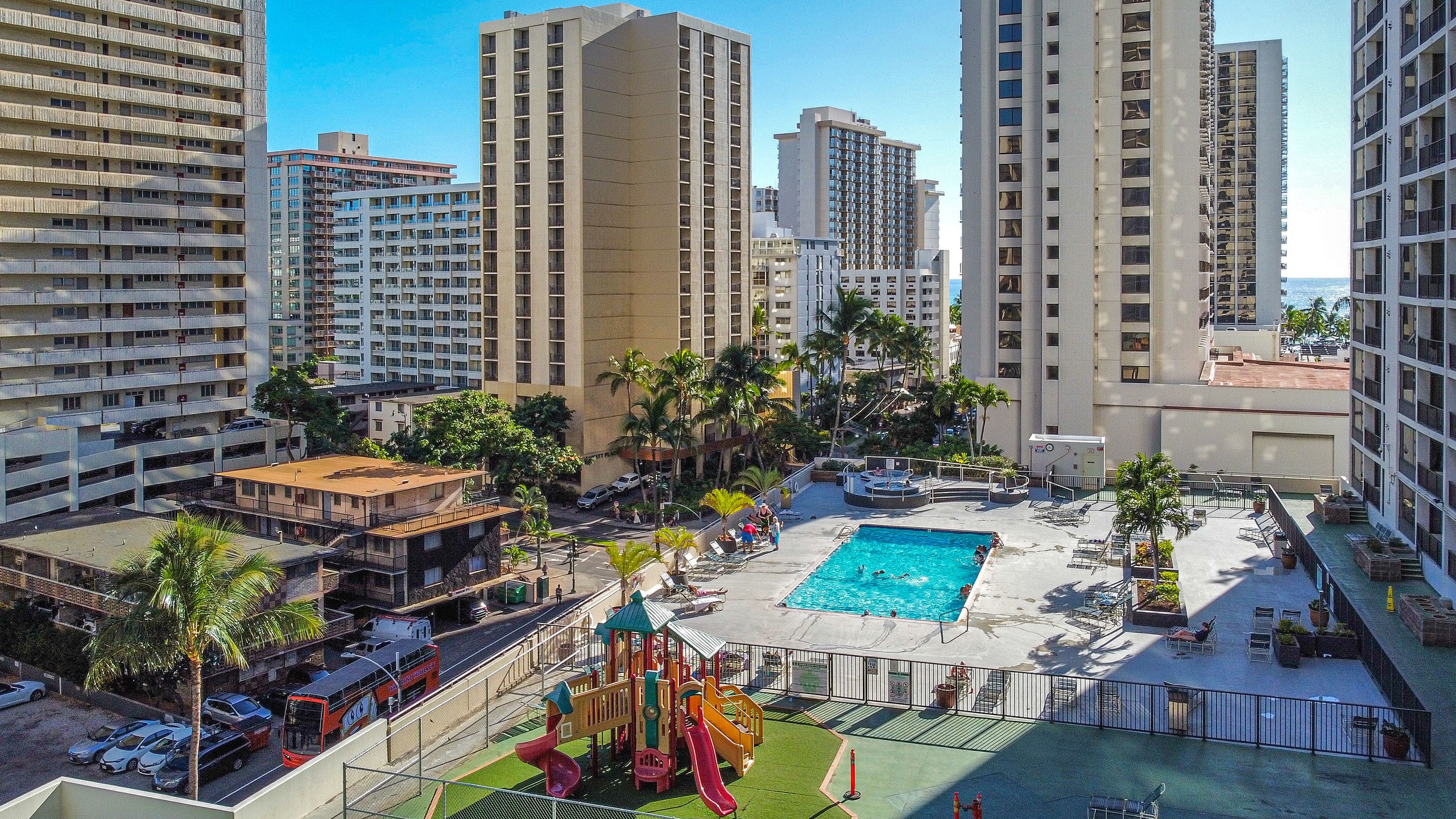 Spacious Waikiki Condo with free parking and pool - Image 15