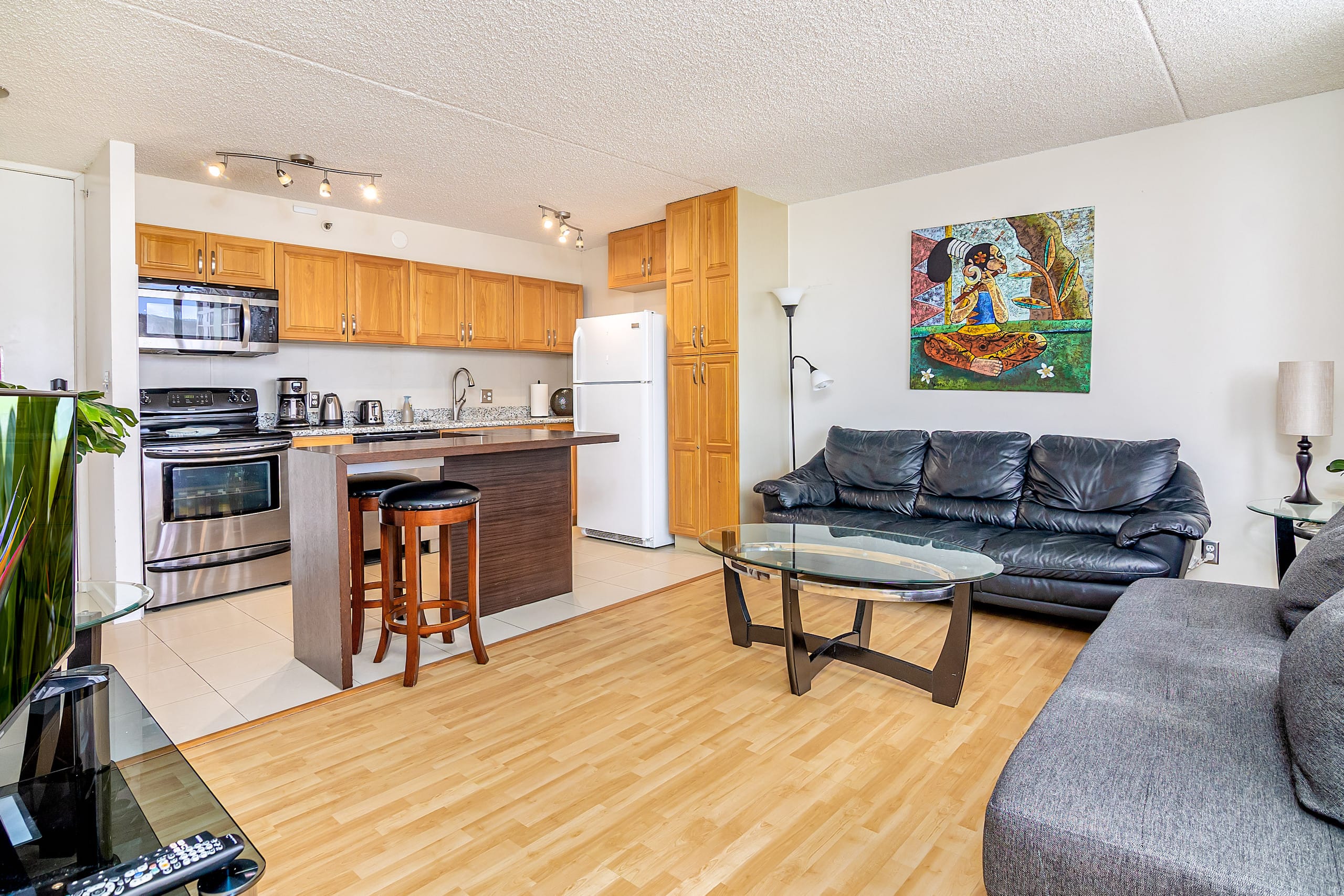 Spacious Waikiki Condo with free parking and pool - Image 3