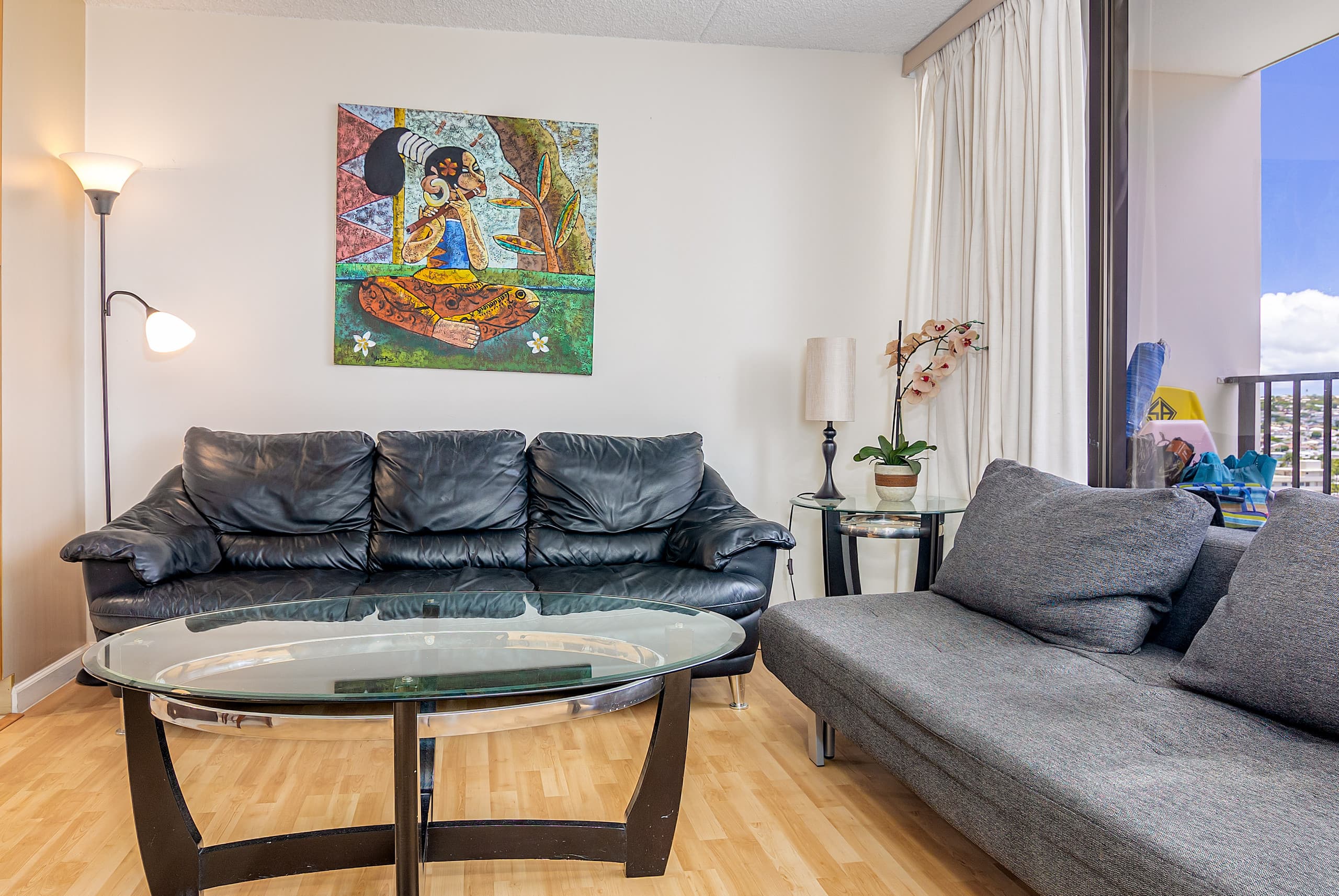 Spacious Waikiki Condo with free parking and pool - Image 11