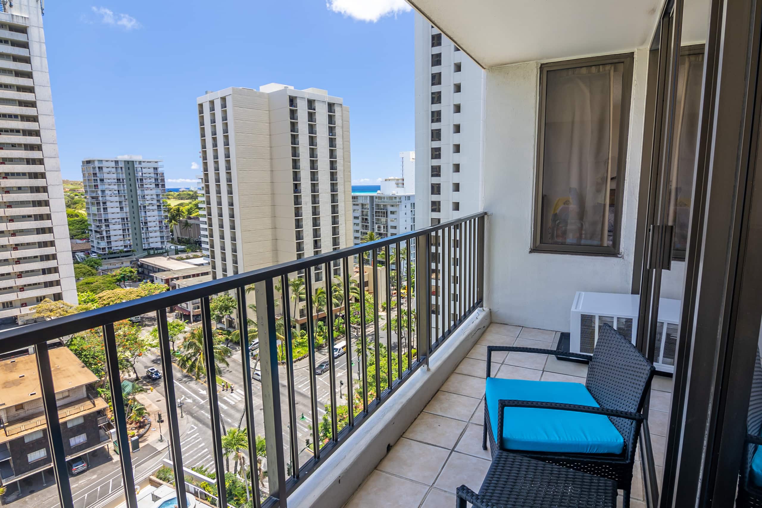 Spacious Waikiki Condo with free parking and pool - Image 7