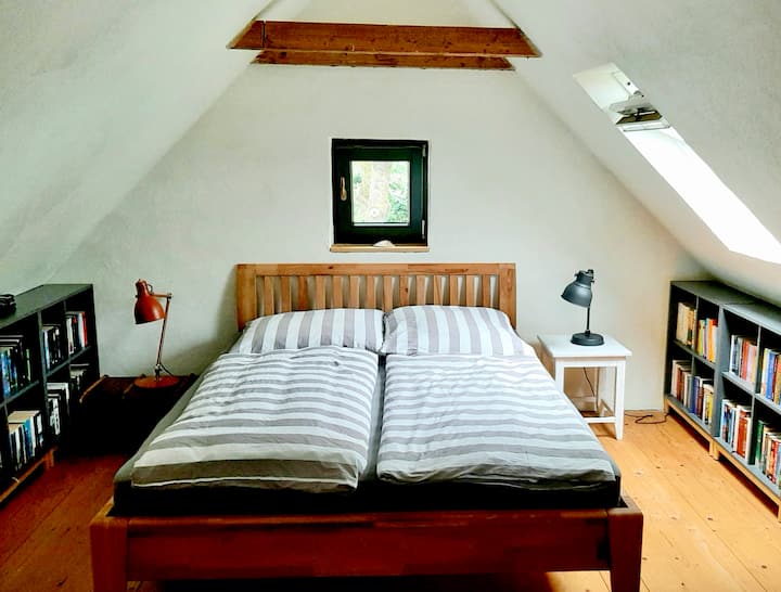 Спалня на горния етаж (легло 1,60×2,00)

