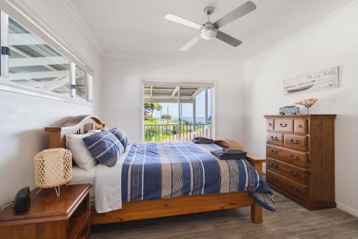 غرفة نوم رئيسية في الطابق العلوي مع إطلالات