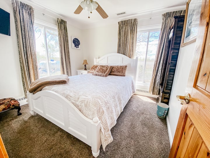 Street Side Queen Bedroom. 2 חדרי שינה.