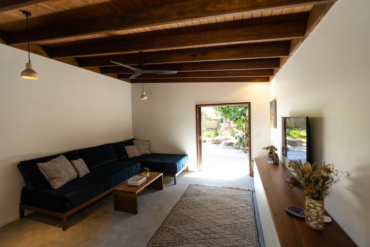 Samostatná mediálna miestnosť. Ideálna na chvíľky pokoja, rodinné filmové večery alebo jednoducho premeniteľná na súkromnú hlavnú izbu s posteľou Super King (alebo dvoma samostatnými manželskými lôžkami) a priľahlou vlastnou kúpeľňou