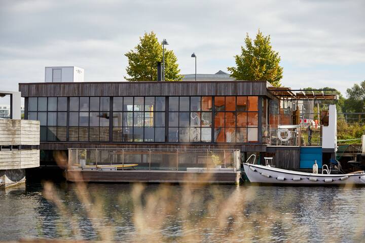 Boathouse – houseboat and evening sun Copenhagen K gallery image 2
