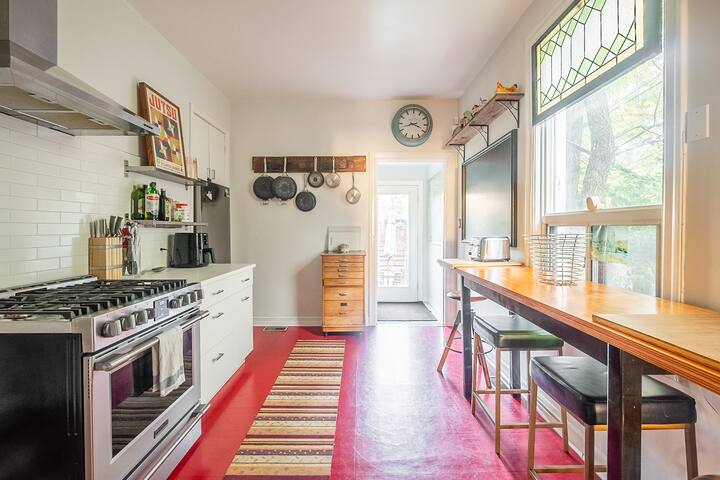 Unique 3 BR House in Trendy Queen West – Sleeps 6! gallery image 5