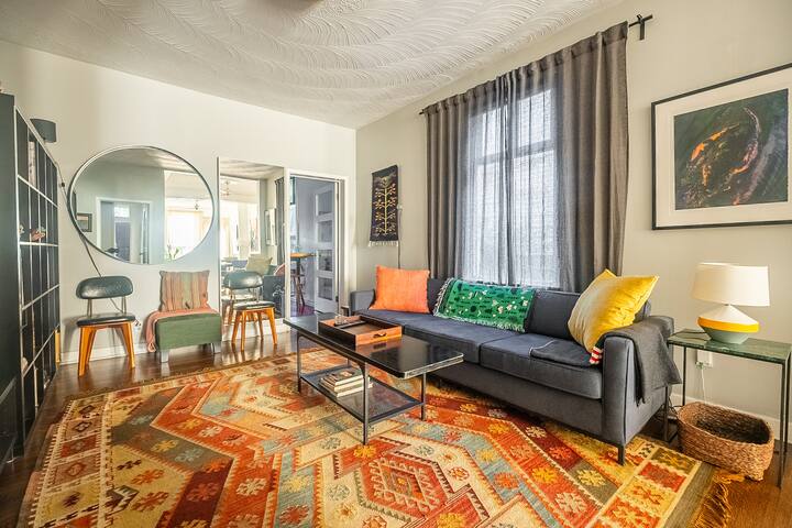 Unique 3 BR House in Trendy Queen West – Sleeps 6!