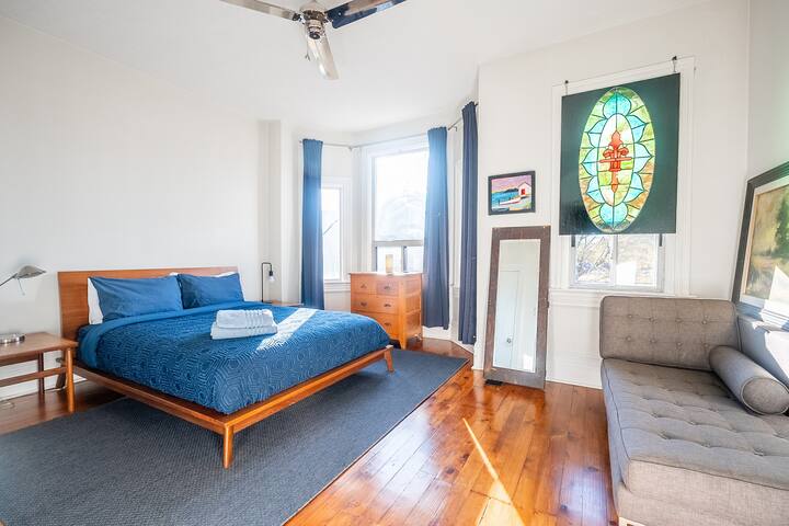 Unique 3 BR House in Trendy Queen West – Sleeps 6! gallery image 2