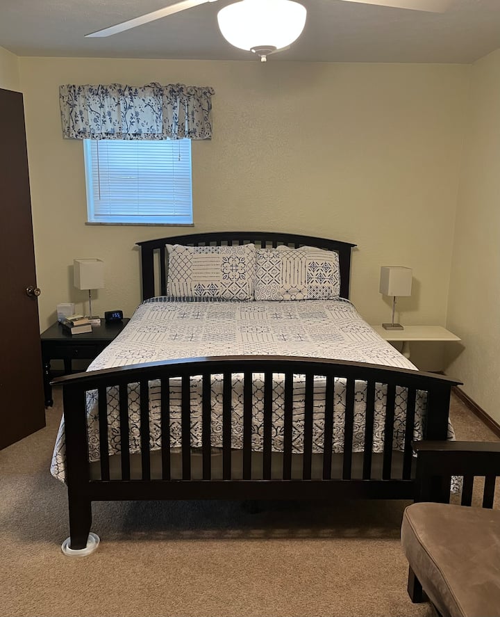 床很棒，配有床垫，完美融合了坚固和舒适。