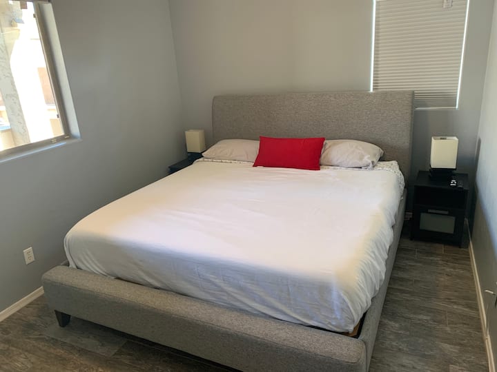 Veľká manželská posteľ.