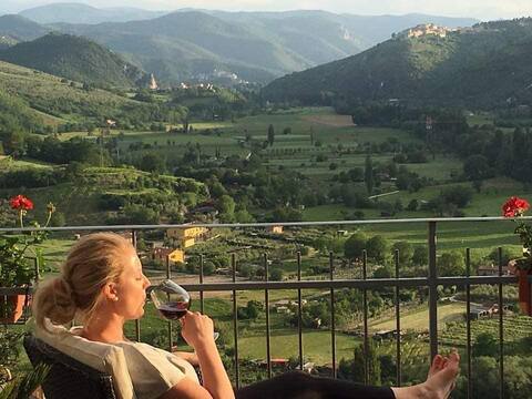 Emerald House with Swimming Pool and Beautiful View in Umbria