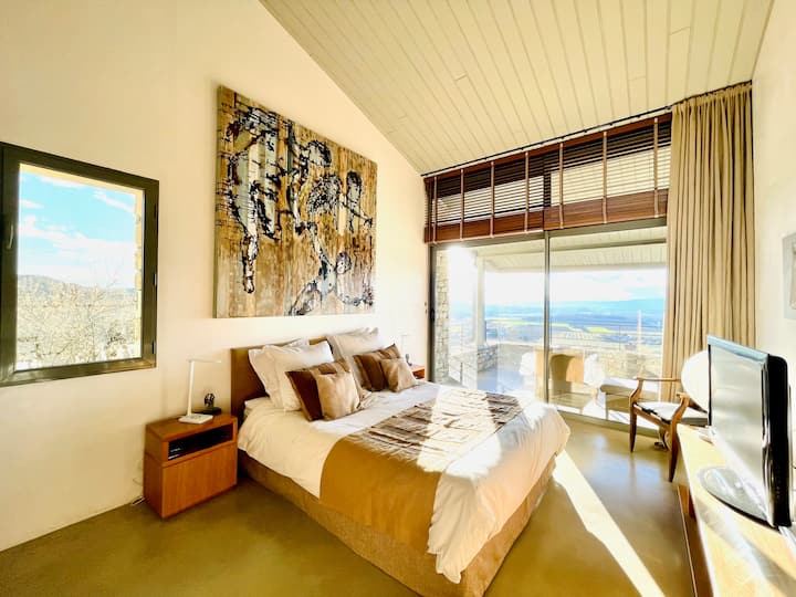 Chambre 1, suite parentale climatisée avec terrasse et vue panoramique
