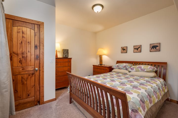 Dormitorio queen en la planta baja.