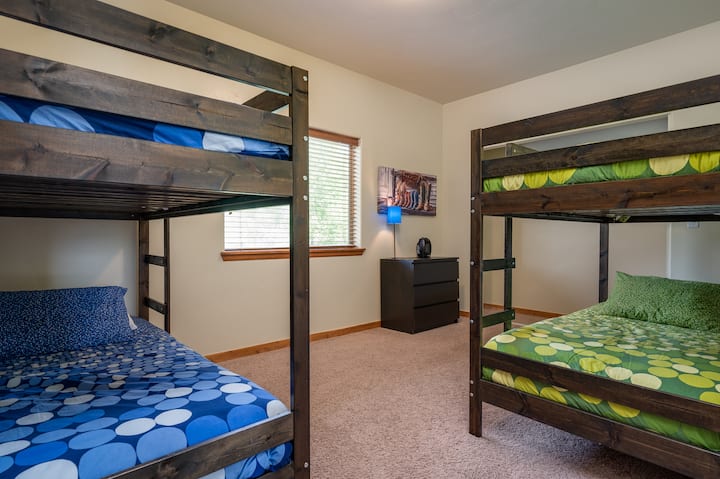 Entrada a la habitación con literas