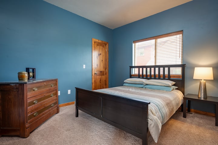 Dormitorio queen en el nivel principal.