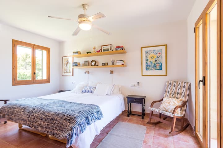 Მთავარი საძინებელი პირველ სართულზე კონდიციონერით