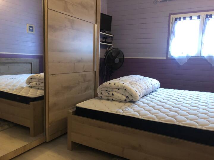 dormitorio 1 con armario con puertas correderas , televisor , cama de 160 cm por 200 cm