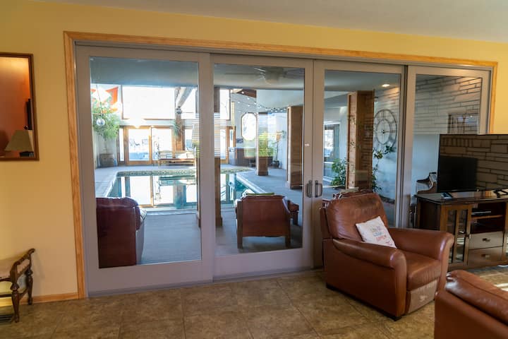 ***Million Dollar Views And Indoor Pool! - Lone Pine, CA