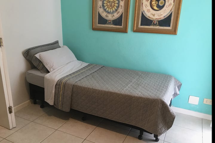 Ateliérový apartmán - izba s manželskou posteľou. S novou klimatizáciou a stropnými ventilátormi.