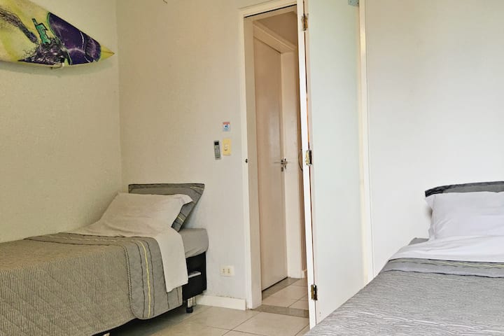 Ateliérový apartmán - izba s manželskou posteľou. S novou klimatizáciou a stropnými ventilátormi.