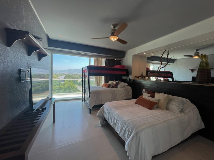 ห้องที่สามมีเตียงคู่และเตียงสองชั้นซึ่งจะมีเตียงคู่และเตียงเดี่ยวสองเตียง  สำหรับห้องนี้ทั้งหมด 4 เตียงและห้องน้ำส่วนตัวและตู้เสื้อผ้าที่กว้างขวางมาก