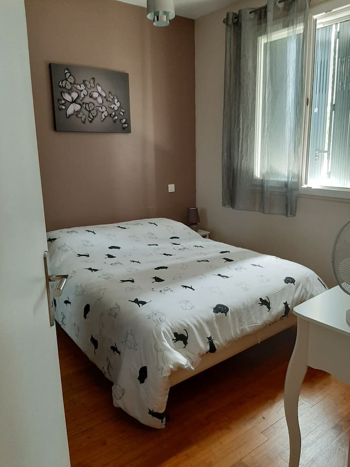 dhomë gjumi - dritare me rrjetë mushkonjash