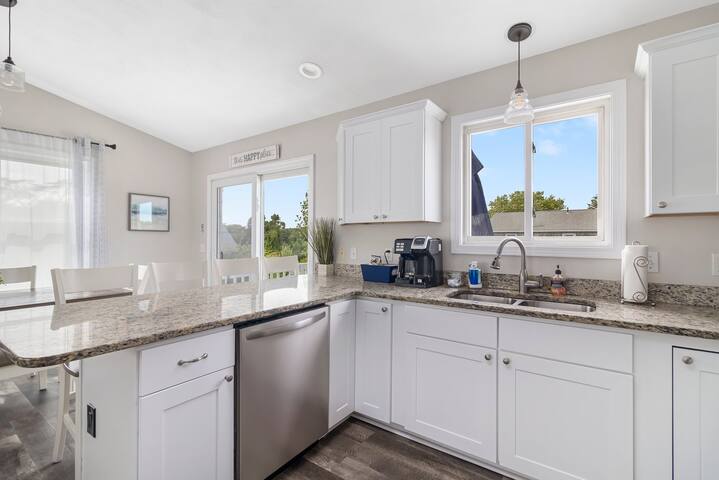 Walk to Beach (less than 1 Mile), Newly Renovated gallery image 5