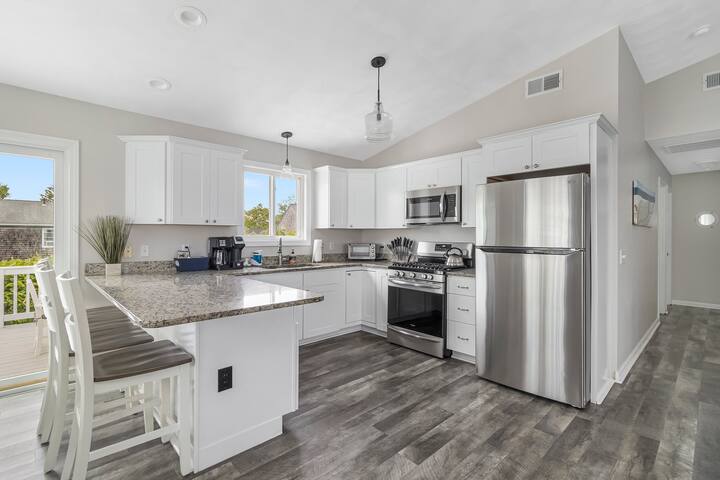 Walk to Beach (less than 1 Mile), Newly Renovated gallery image 3