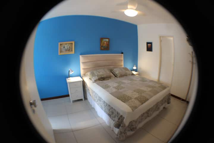 Chumba chenye kitanda aina ya queen, feni ya dari, kiyoyozi chenye udhibiti wa kijijini na udhibiti wa jumla wa Casa Positivo. 
Alexa On/Off TV Suite na Net Suite.